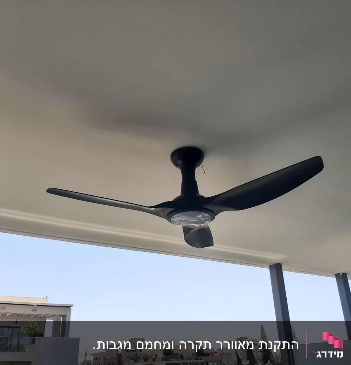 מאוורר תקרה שחור מותקן על תקרה לבנה